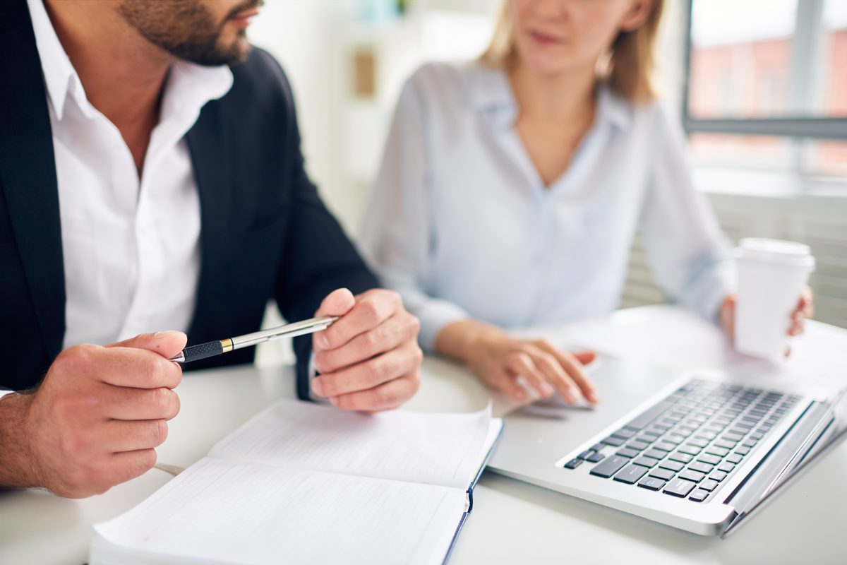 Rendez-vous avec un conseiller bancaire pour étudier un dossier de prêt immobilier