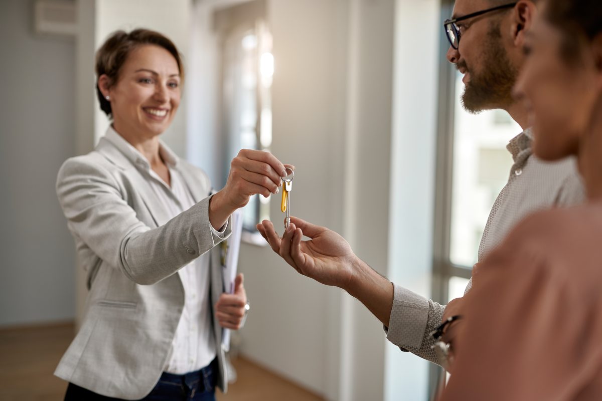Remise des clés d'un logement neuf à un couple de primo-accédants